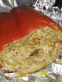 Una foto de Pimientos rellenos de arroz y carne