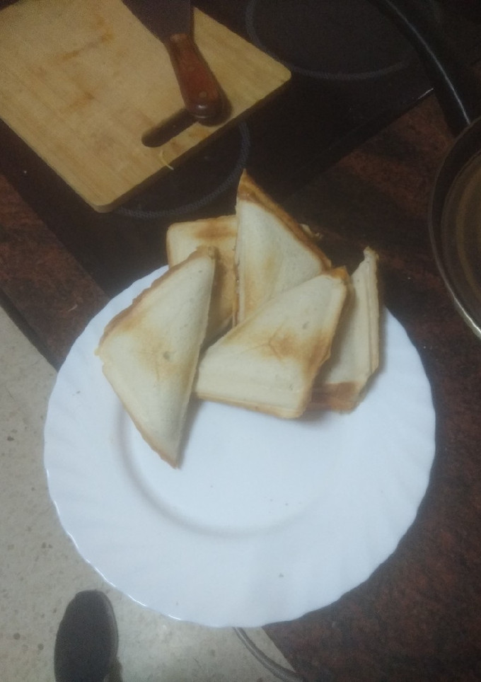 Una foto de Sándwich pizza de pata de cerdo, aceitunas negras y morrón