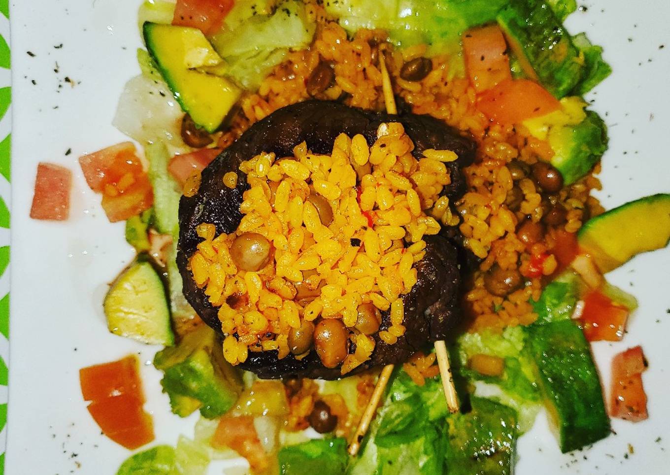 Mamposteao de gandules con churrasco ensalada verde y aguacate