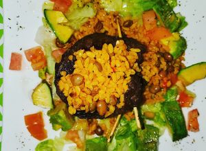 Una foto de Mamposteao de gandules con churrasco ensalada verde y aguacate