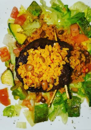 Una foto de Mamposteao de gandules con churrasco ensalada verde y aguacate