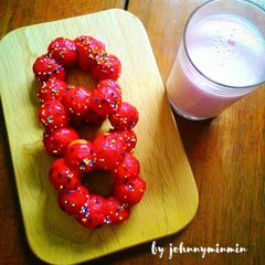 A picture of Pon de ring donut.