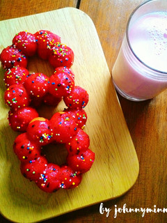 A picture of Pon de ring donut.