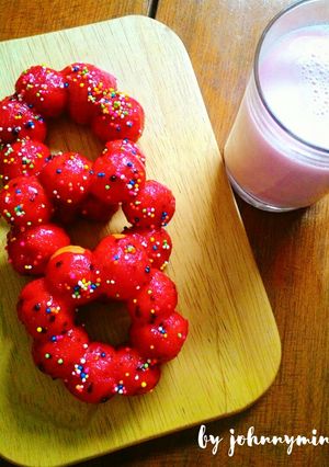 A picture of Pon de ring donut.