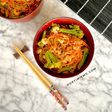 Wok de verduras y camarones con sorpresa de espaguetis