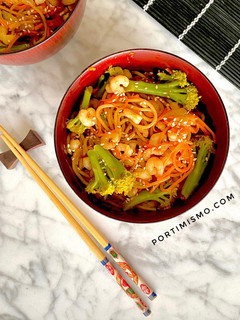 Una foto de Wok de verduras y camarones con sorpresa de espaguetis