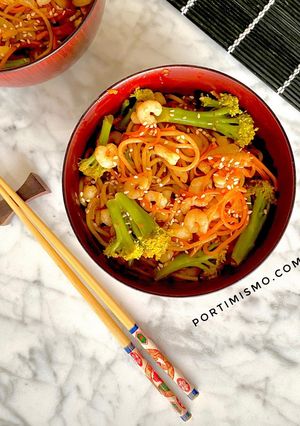 Foto principal de Wok de verduras y camarones con sorpresa de espaguetis
