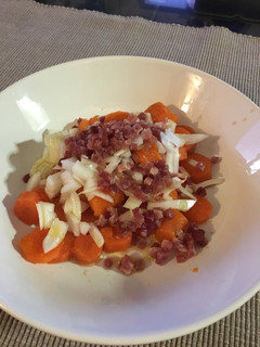 Una foto de Ensalada templada de zanahoria con virutas de jamón