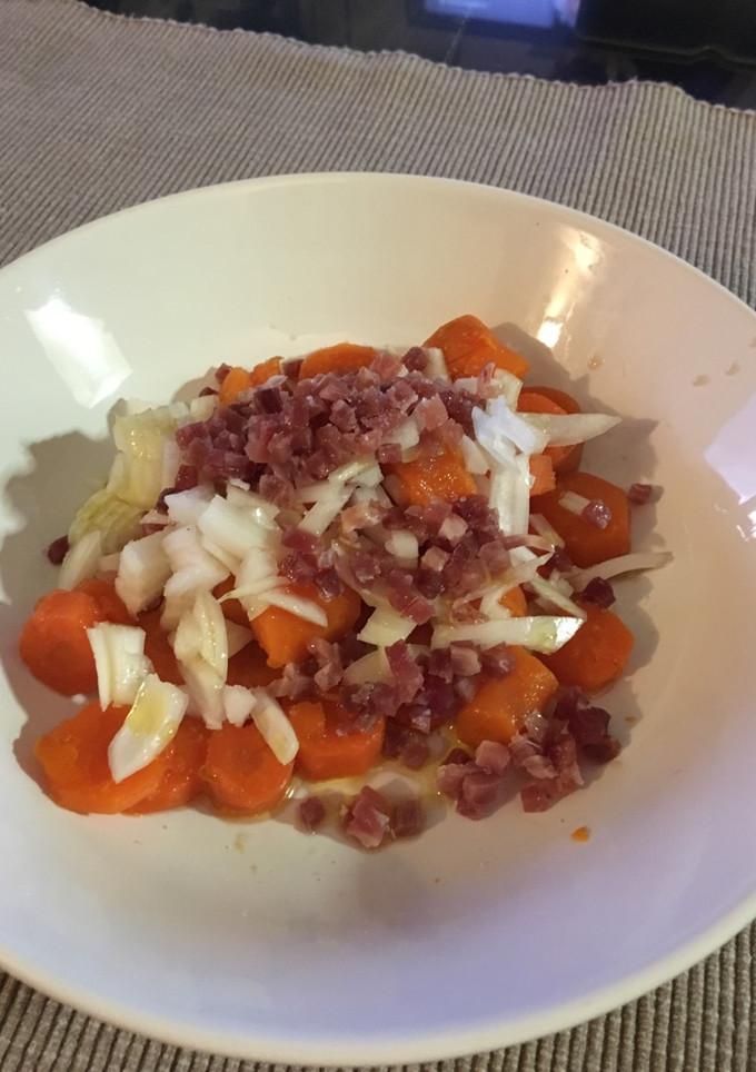 Una foto de Ensalada templada de zanahoria con virutas de jamón