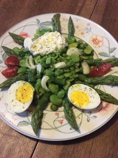 Une photo de Salade fèves-petit pois, asperges et Burrata