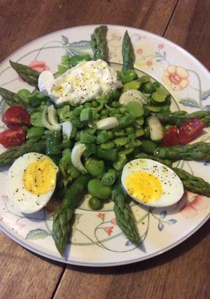 Une photo de Salade fèves-petit pois, asperges et Burrata