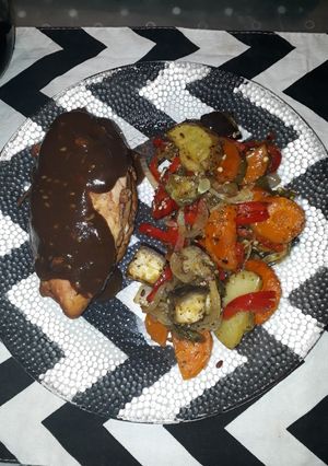 Una foto de Pollo des-trozado a la Gisella con verduras horneadas