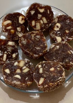 ખજૂર રોલ(Khajur Roll Recipe in Gujarati) રેસીપી મુખ્ય ફોટો