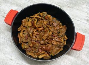 Una foto de Níscalos salteados con jamón, ajo y perejil