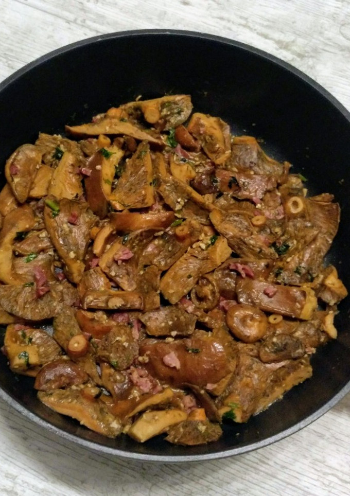 Una foto de Níscalos salteados con jamón, ajo y perejil