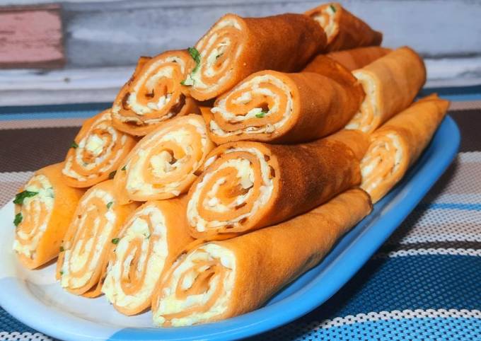 Млинці томатні з начинкою копченого сиру)