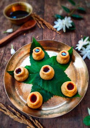 খেজুরগুড়ের কলশ সন্দেেশ (khejur gurer kolosh sondesh recipe in Bengali) রেসিপির প্রধান ছবি