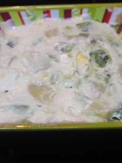 Una foto de Ensalada de kiwi, huevo y patata cocida con all i oli