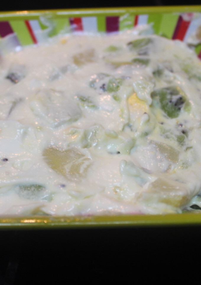 Una foto de Ensalada de kiwi, huevo y patata cocida con all i oli