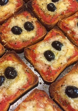 A picture of Mini Toast Pizzas.