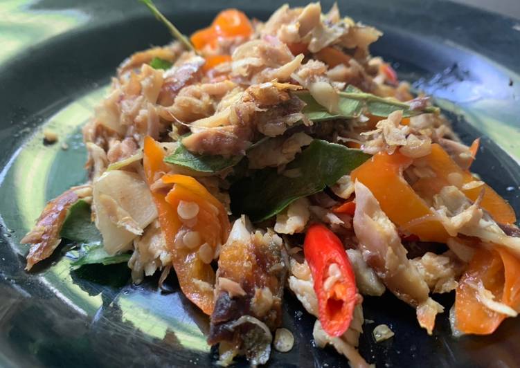 Cara buat Ikan kembung suwir pedas 🤤 yang nikmat Untuk Jualan