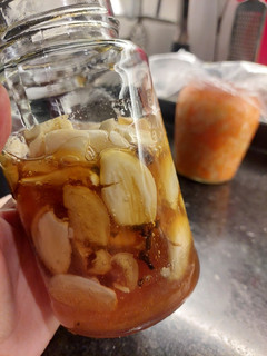 Una foto de Ajo fermentado en miel con clavo de olor y jengibre 🧄🍯