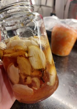Una foto de Ajo fermentado en miel con clavo de olor y jengibre 🧄🍯
