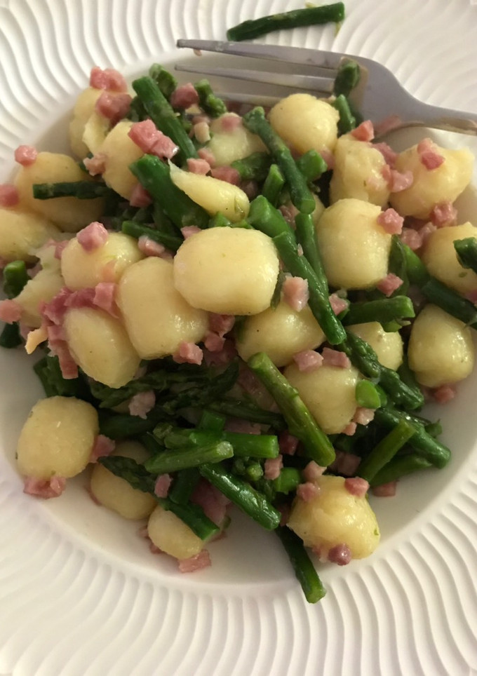 Una foto de Ñoquis de patata con espárragos y jamón