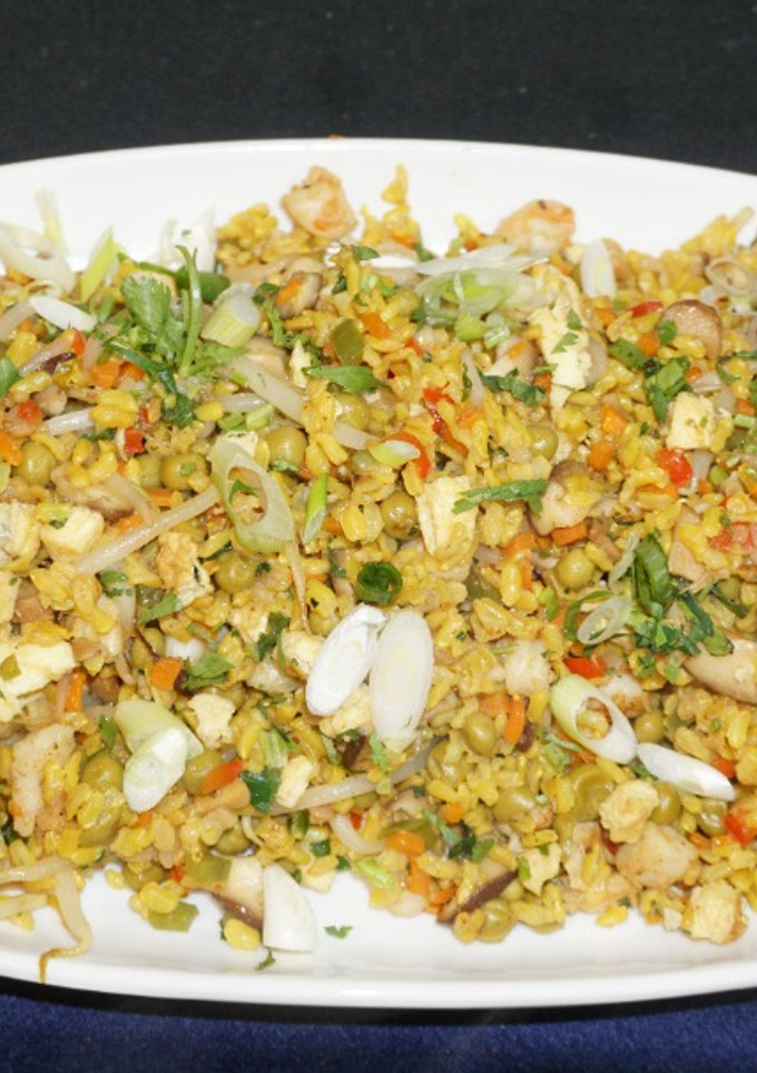 Una foto de Arroz integral salteado con camarones y vegetales