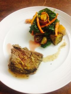 Una foto de Vacio con ensalada fresca