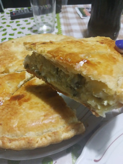 Una foto de Torta de cebolla, puerro y quesos