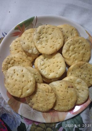 खस्ता कचौड़ी मठरी (khasta kachori mathri recipe in hindi) रेसिपी मुख्य फोटो