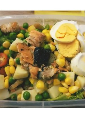 Hình của món Salad lườn cá hồi rau củ.