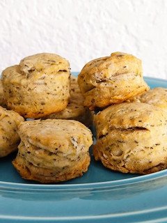 Una foto de Scones de albahaca