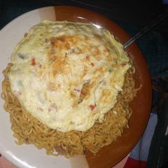 A picture of Simple indomie and fried eggs.