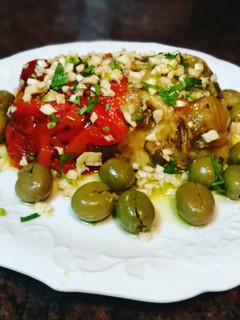 Una foto de Escalivada con aceitunas, ajo y perejil fresco