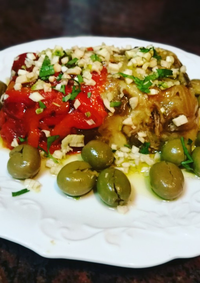 Una foto de Escalivada con aceitunas, ajo y perejil fresco