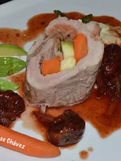 Una foto de Solomillo de cerdo relleno de verduritas con salsa de higos