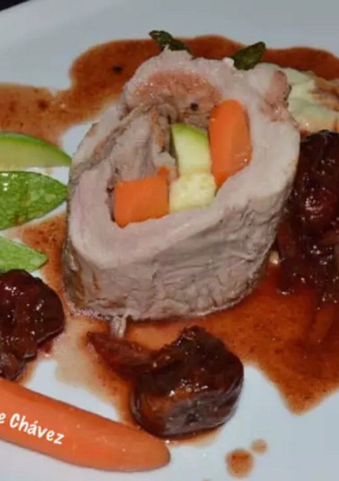 Una foto de Solomillo de cerdo relleno de verduritas con salsa de higos