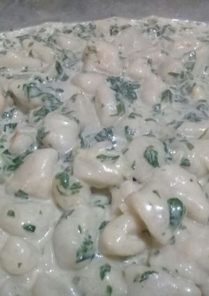 Una foto de Ñosquis con salsa de acelga