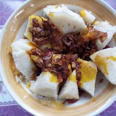 A picture of Boiled yam and onions sauce.