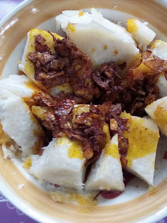 A picture of Boiled yam and onions sauce.