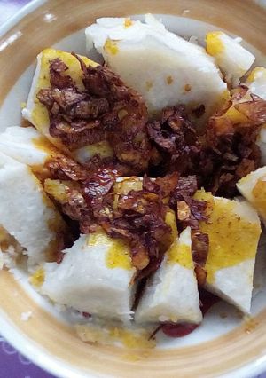 A picture of Boiled yam and onions sauce.