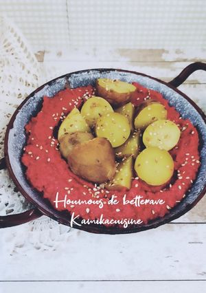 Une photo de Houmous de betterave et de pommes de terre grenailles