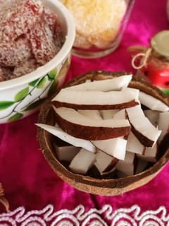 عکسی از دستور خلال نارگیل برای شب یلدا