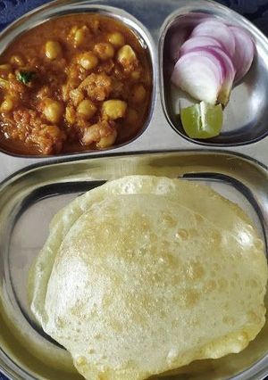 A picture of Chole puri.