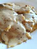 Raviolis de queso en salsa de rulo de cabra y mermelada de arándanos