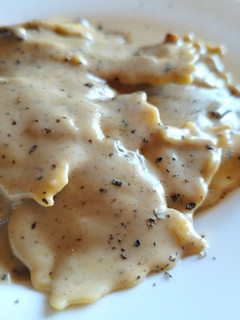 Una foto de Raviolis de queso en salsa de rulo de cabra y mermelada de arándanos