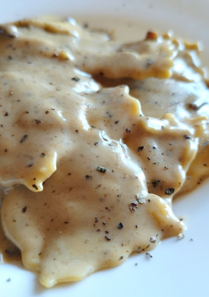 Una foto de Raviolis de queso en salsa de rulo de cabra y mermelada de arándanos