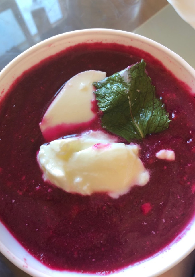 Una foto de 191. Sopa de remolacha con yogur (entrante sopa)